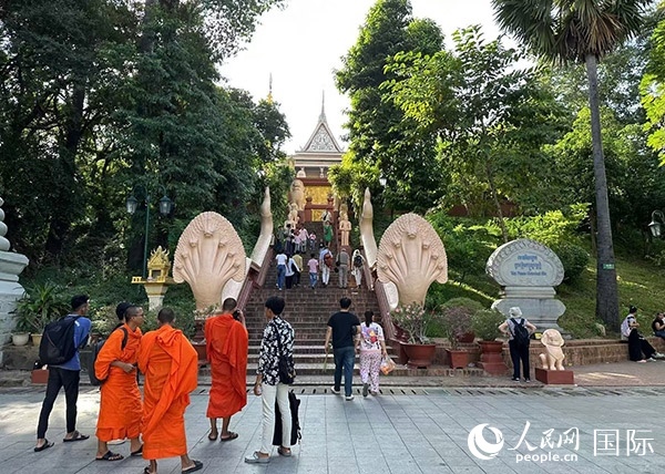 游客在金邊塔山寺游玩。人民網(wǎng)記者 簡承淵攝