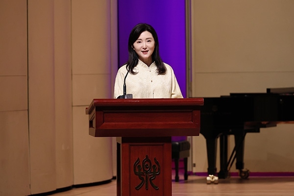中央音樂學(xué)院黨委書記、中國民族管弦樂學(xué)會(huì)胡琴專業(yè)委員會(huì)會(huì)長于紅梅致辭。中國民族管弦樂學(xué)會(huì)胡琴專業(yè)委員會(huì)供圖