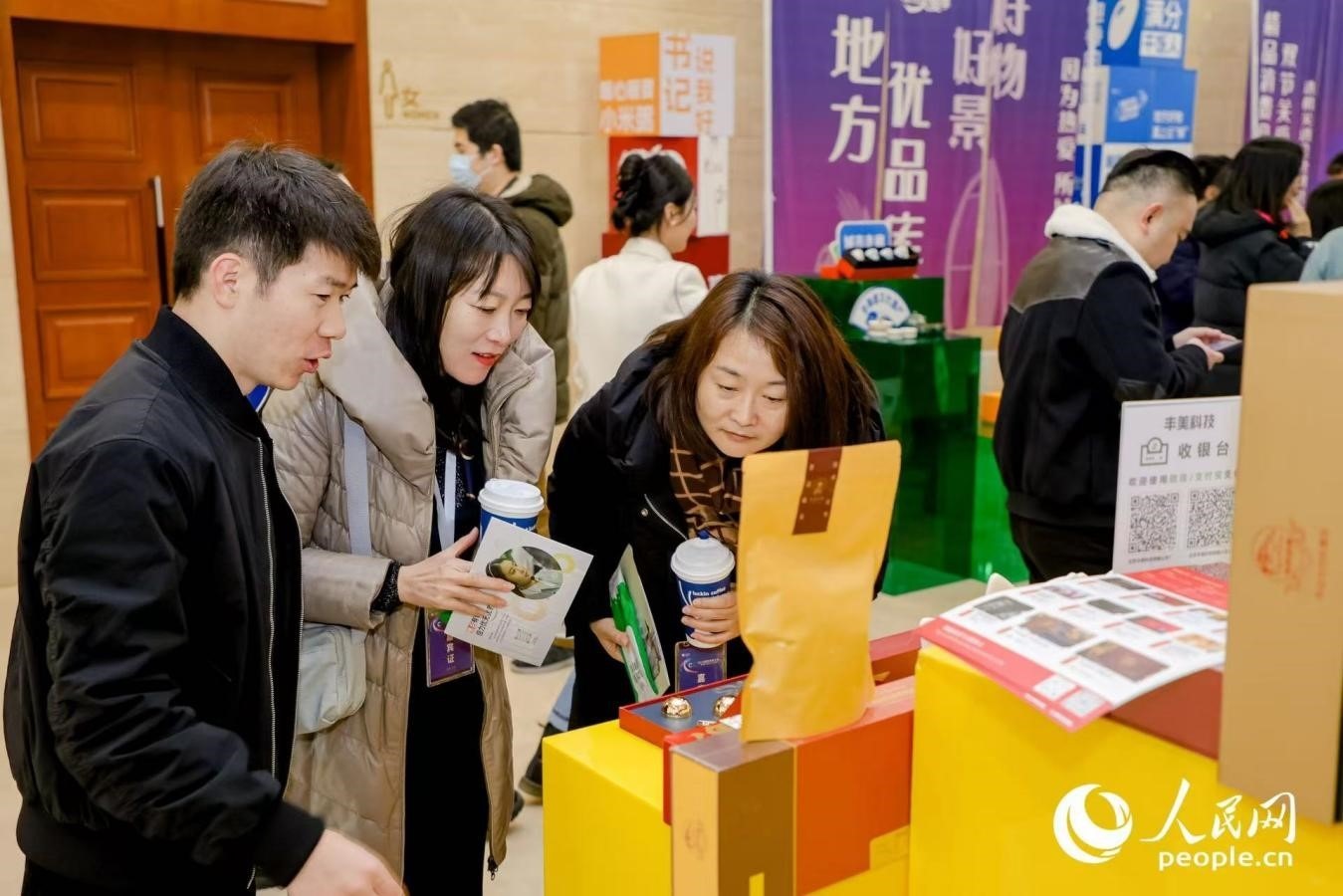 “精品消費(fèi)月·雙節(jié)關(guān)愛(ài)季”專項(xiàng)工作首站活動(dòng)現(xiàn)場(chǎng)。