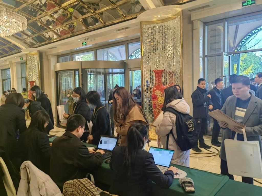 12月12日，第十批國家組織藥品集中帶量采購現(xiàn)場。新華社記者龔雯 攝