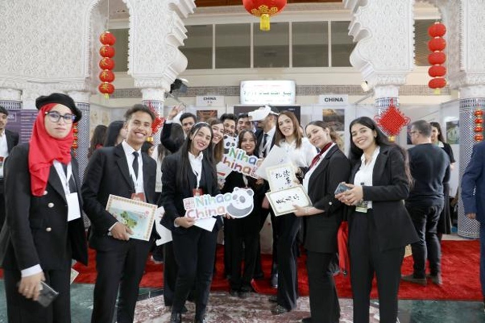 當(dāng)?shù)孛癖娛殖帧澳愫?！中?guó)”手牌合影。拉巴特中國(guó)文化中心供圖