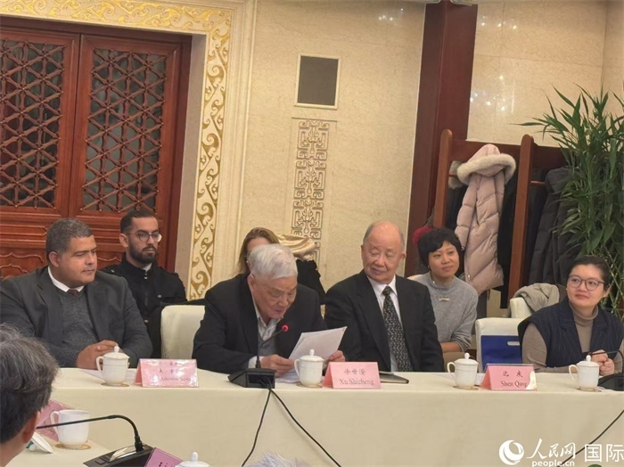 老一輩赴古留學(xué)生代表徐世澄在座談會上發(fā)言。人民網(wǎng)記者 趙健攝