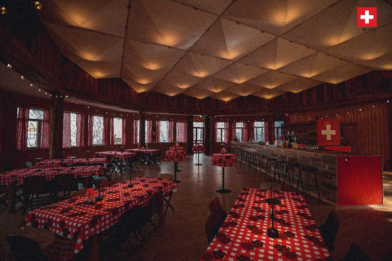 瑞士小木屋內(nèi)飾采用瑞士紅、森林棕與雪山白三種主色調(diào)，營造出自然與現(xiàn)代交融的氛圍。瑞士使館供圖