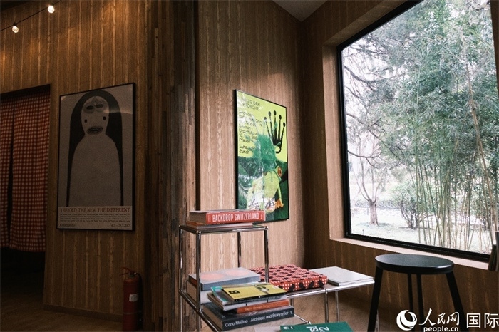 小木屋室內(nèi)一角體現(xiàn)出時尚簡約的瑞士元素。人民網(wǎng) 實(shí)習(xí)生黃睿攝