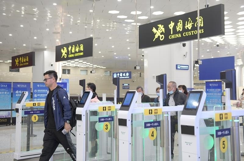 △2024年2月29日，旅客從橫琴口岸過關(guān)。