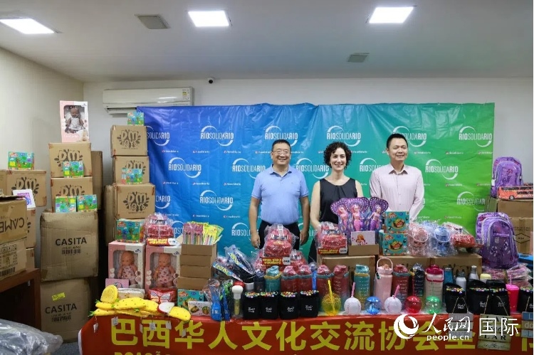 中國駐里約熱內(nèi)盧總領(lǐng)館副總領(lǐng)事王尉育（右）、里約慈善協(xié)會(huì)主席保拉·菲格雷多（中）、巴西華人文化交流協(xié)會(huì)主席上官建峰（左）出席捐贈(zèng)活動(dòng)并致辭。人民網(wǎng)記者 陳海琪攝