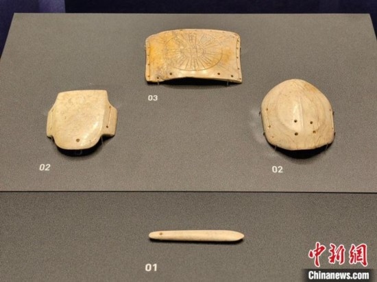 12月14日，“文明先鋒—凌家灘文化玉器展”在故宮博物院文華殿開幕。圖為展覽現(xiàn)場的玉龜、玉版和玉簽。 中新社記者 應(yīng)妮 攝