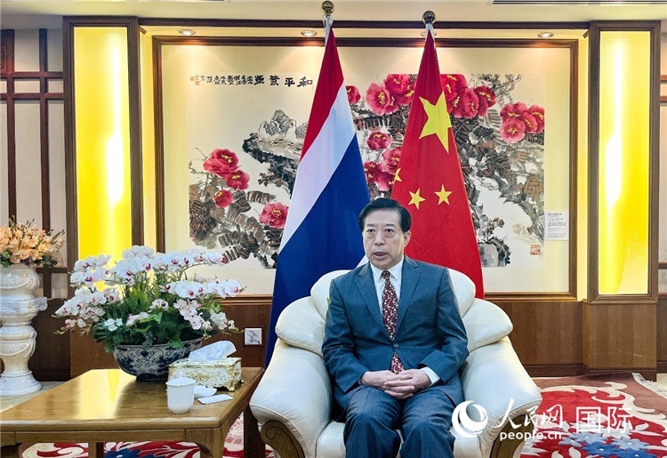 2024年12月10日，中國駐泰國大使韓志強在泰國曼谷接受中國—東盟中心（ACC）組織的“多彩東盟：2024年中國媒體東盟行”媒體團采訪。人民網(wǎng)記者 羨江楠攝