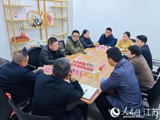 “紅興會(huì)客廳”，一場(chǎng)助企紓困協(xié)調(diào)會(huì)正在進(jìn)行。人民網(wǎng) 徐晨曦?cái)z