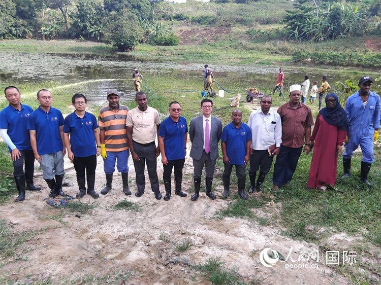 滅螺現(xiàn)場。施亮攝