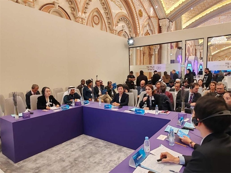 圖為與會代表圍繞主題進行發(fā)言討論。中國傳媒大學(xué)供圖。