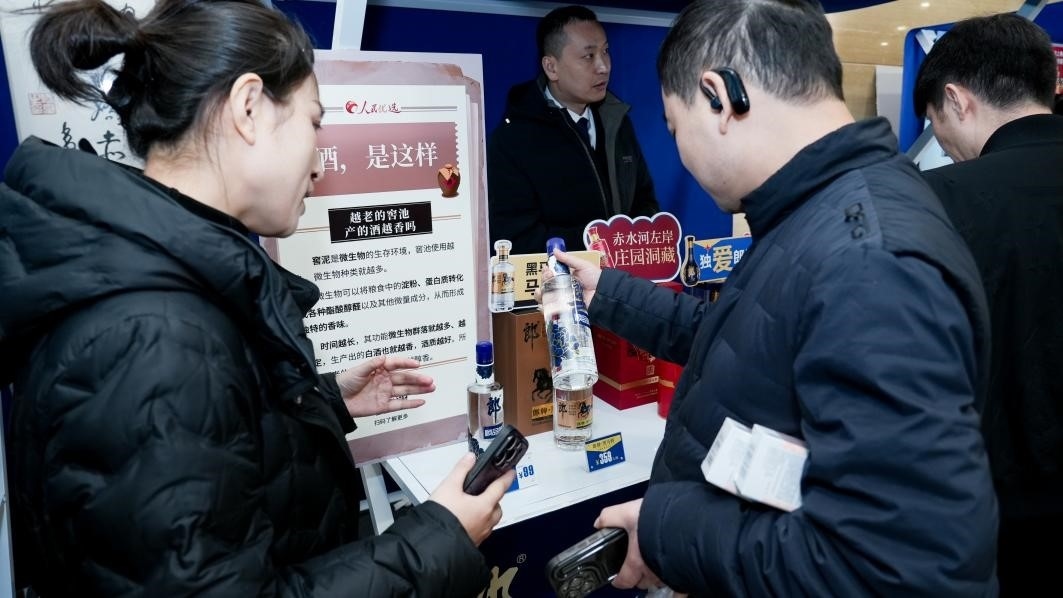 白酒展位負(fù)責(zé)人在為嘉賓介紹。張新攝