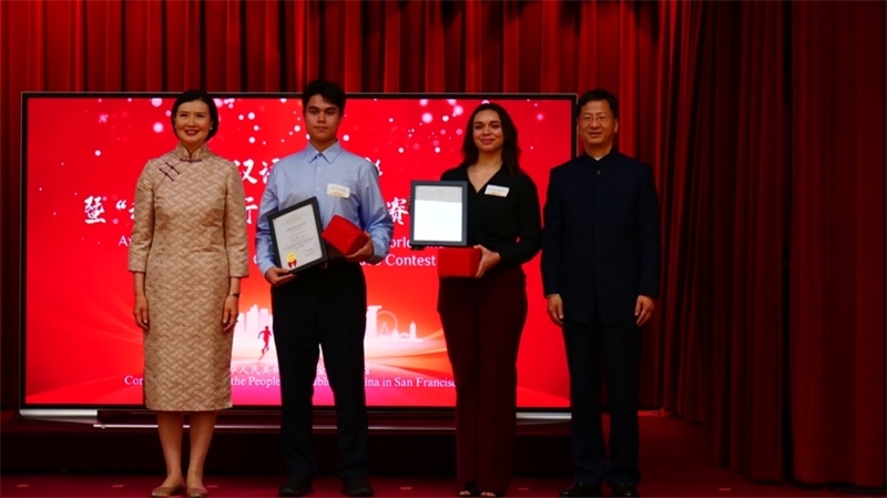 駐舊金山總領(lǐng)事張建敏及其夫人鄭心為選手頒獎(jiǎng)。李鑫江攝