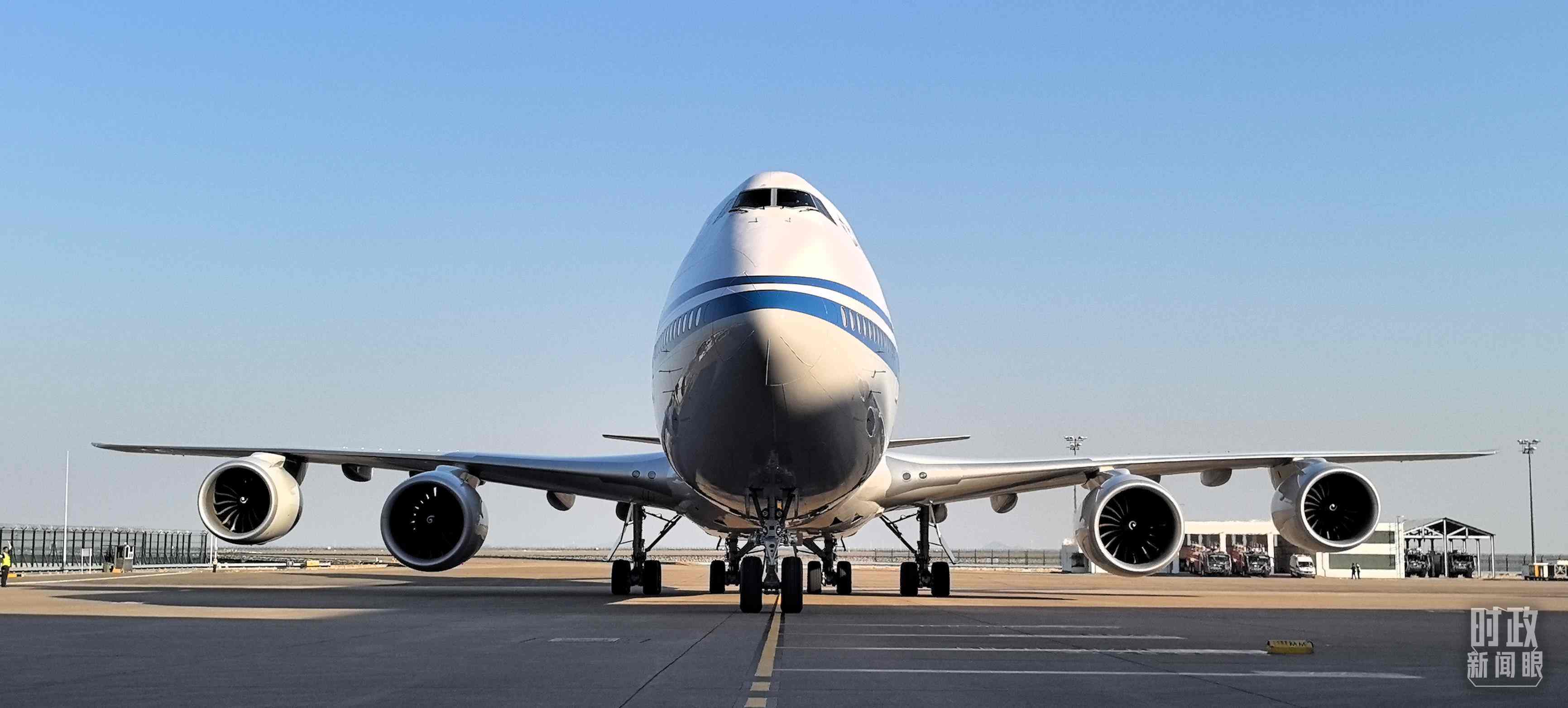 △習(xí)主席專機(jī)抵達(dá)澳門國(guó)際機(jī)場(chǎng)。（總臺(tái)央視記者王子杭拍攝）