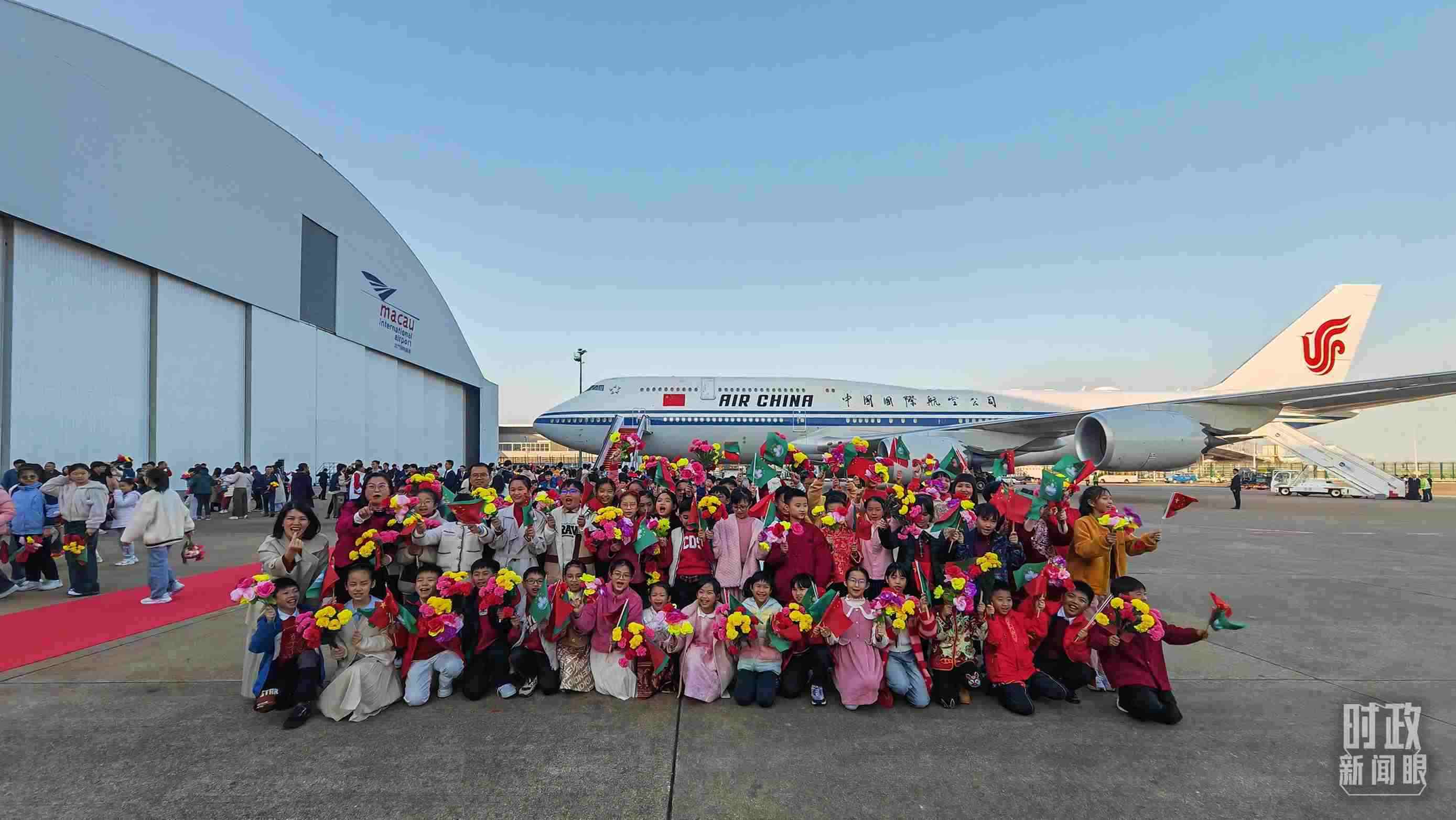 △歡迎儀式后，歡迎人群合影留念。（總臺(tái)央視記者劉琦拍攝）