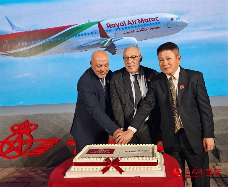 中摩雙方嘉賓共同切蛋糕，慶祝兩國(guó)直飛復(fù)航。人民網(wǎng)記者 李琰攝