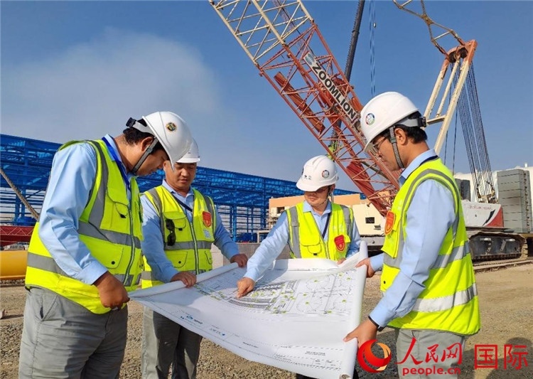 管理團隊現(xiàn)場查看項目進展。人民網(wǎng)記者 管克江攝