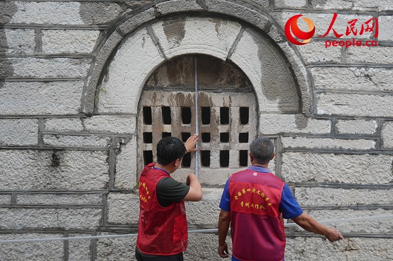 9月14日，山東青州，文物普查隊(duì)員正在實(shí)地調(diào)查。人民網(wǎng)記者 韋衍行攝