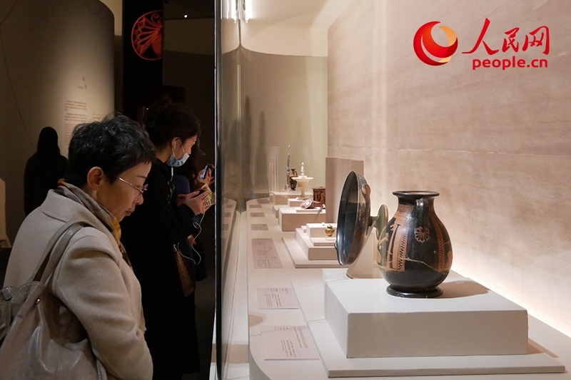 11月13日，觀眾正在國(guó)博參觀“美的多元——古希臘的藝術(shù)與生活”展。人民網(wǎng)記者 韋衍行攝