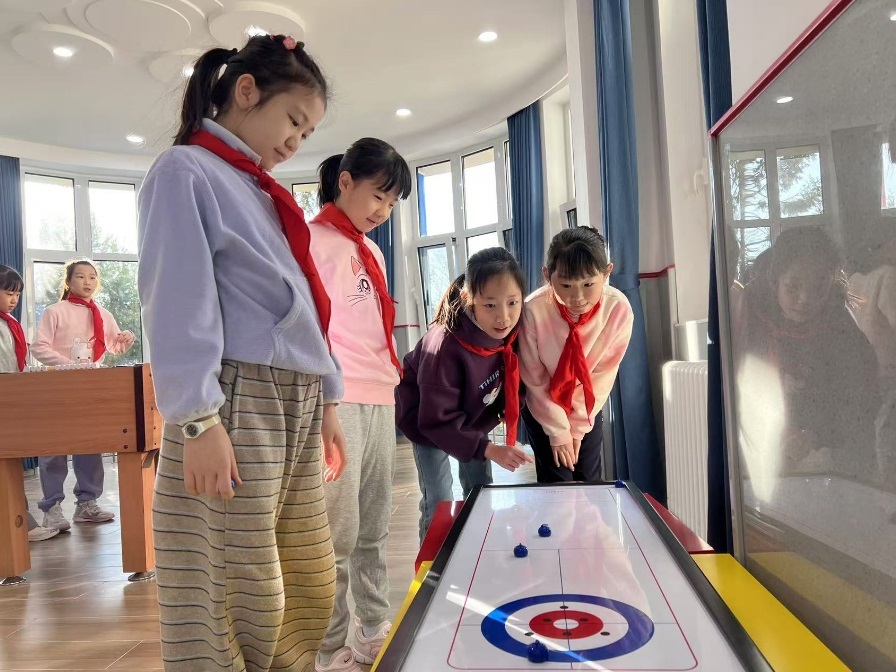 學(xué)生們在少先隊(duì)大廳進(jìn)行課間活動(dòng)。人民網(wǎng) 白炅攝