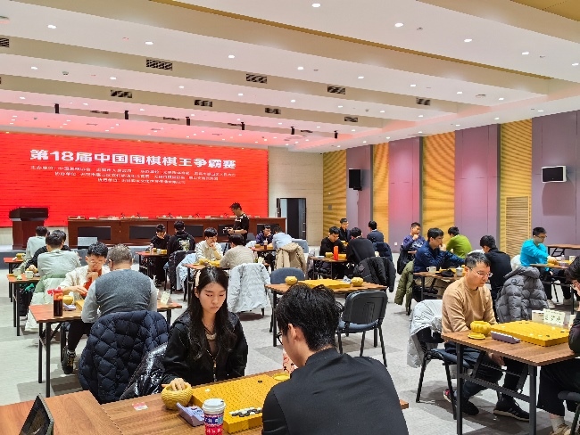 棋手在比賽中。人民網(wǎng)記者 李乃妍攝