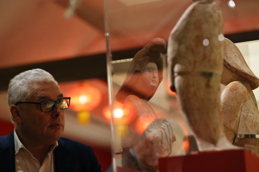 2024年11月18日，在位于法國巴黎的吉美國立亞洲藝術博物館，一名觀眾參觀“中國·唐——一個多元開放的朝代（7至10世紀）”展覽。新華社記者 高靜 攝