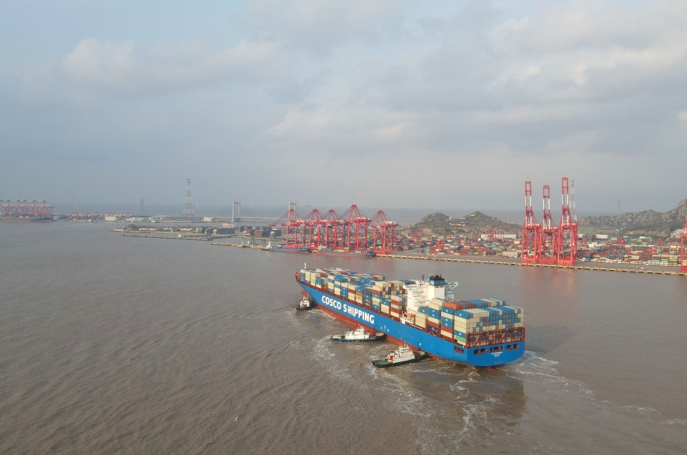 “新上?！陛喌诌_洋山港，這是自秘魯錢凱港開港后首個“錢凱—上?！闭胶酱危?024年12月18日攝，無人機照片）。新華社記者 方喆 攝