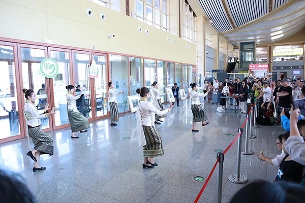 演員在中老鐵路瑯勃拉邦車站表演節(jié)目。蓬屏攝