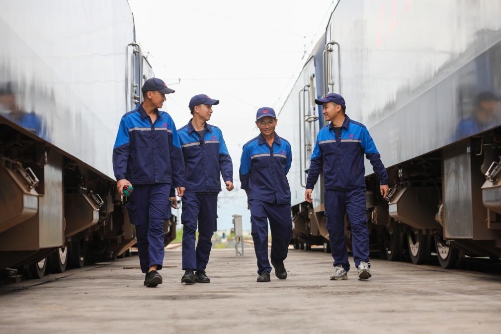 2024年9月9日，來自中國、老撾的師徒4人在中老鐵路萬象運營管理中心的機車檢修庫內(nèi)。新華社發(fā)（楊永全攝）