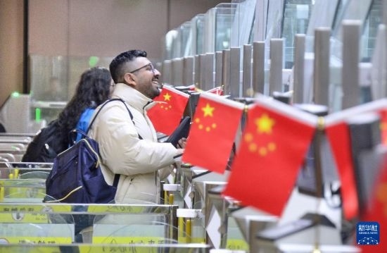 1月2日，國外旅客通過大興機(jī)場邊檢站入境。新華社記者 李欣 攝