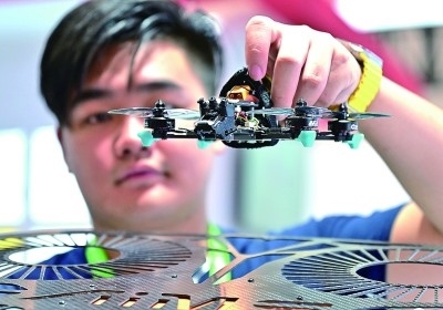 在首屆晉江科技成果轉(zhuǎn)化對接洽談會智能裝備展位，工作人員在展示無人機研究成果。新華社發(fā)