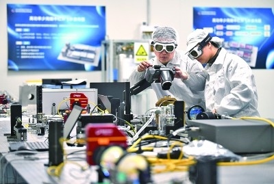 科研人員在中國科學院西安光學精密機械研究所阿秒科學與技術(shù)研究中心做實驗。新華社發(fā)