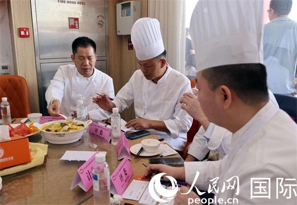 評委正在品嘗菜品并打分。人民網(wǎng)記者 管克江攝