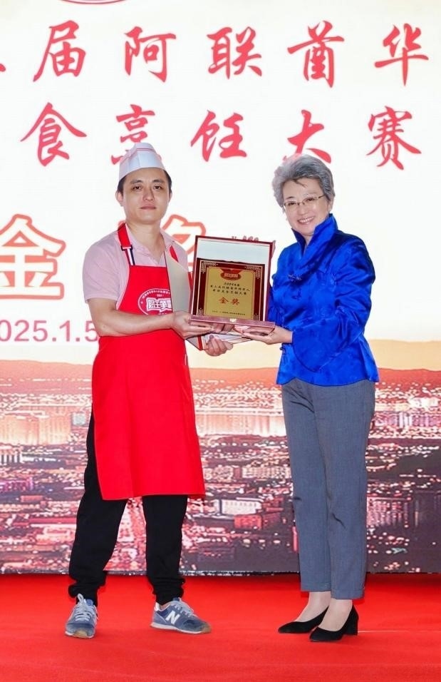 中國駐迪拜總領(lǐng)事歐渤芊（右）為金獎獲得者頒獎。主辦方供圖