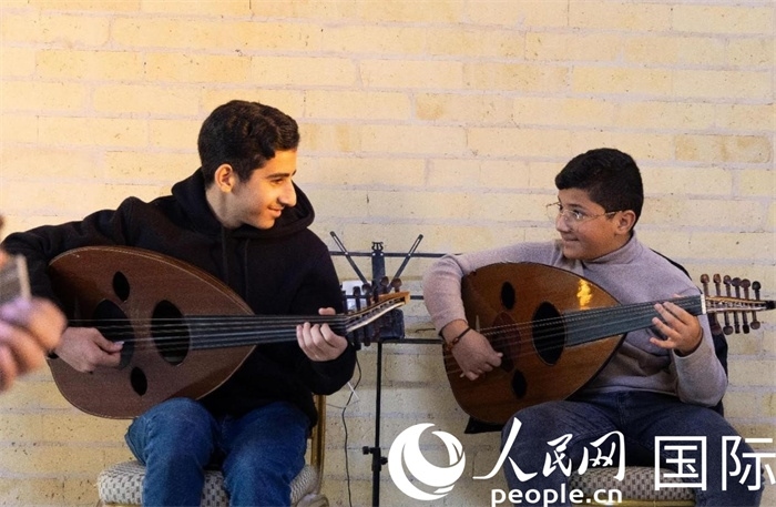 兩名年輕的烏德琴學員。人民網(wǎng) 伊納斯·易卜拉欣攝