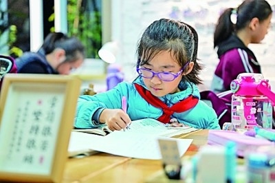 在河南洛陽(yáng)市澗西區(qū)長(zhǎng)安路街道長(zhǎng)安路二社區(qū)共享自習(xí)室內(nèi)，孩子們?cè)趯W(xué)習(xí)。李衛(wèi)超攝/光明圖片