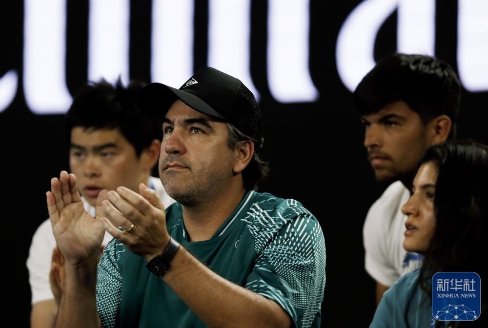 ↑鄭欽文的教練丹特·博蒂尼（中）在場(chǎng)邊觀賽。新華社記者 馬平 攝