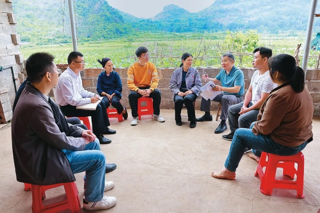 △法學(xué)會(huì)法律咨詢專家等入戶走訪、調(diào)解糾紛。