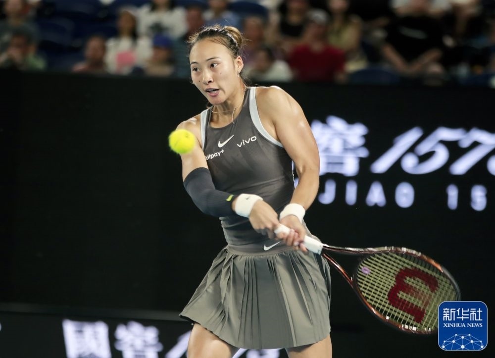 ↑鄭欽文在比賽中回球。新華社記者 馬平 攝