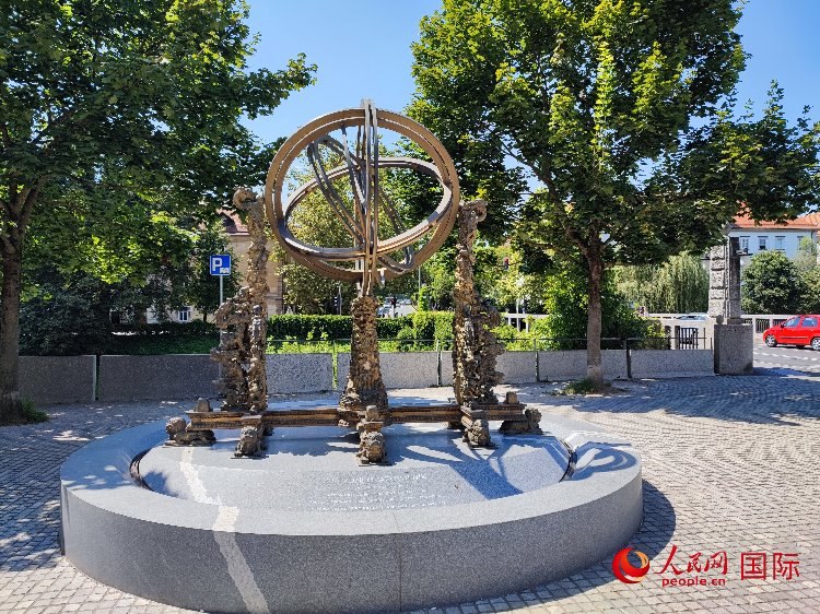 位于盧布爾雅那古城中心河畔的中斯友好紀(jì)念碑。人民網(wǎng)記者 謝亞宏攝