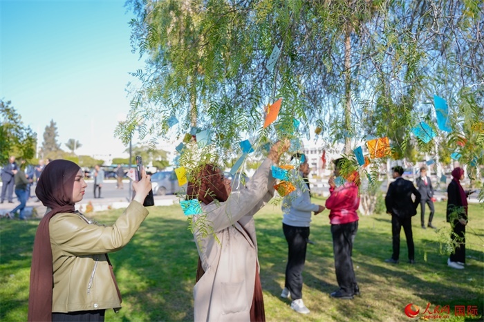 學(xué)生們踴躍參與中國文化體驗活動。人民網(wǎng) 塔里克·易卜拉欣攝