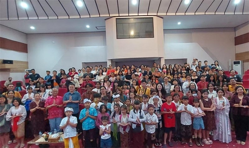 出席活動(dòng)的師生與嘉賓合影。巴陵康孔子學(xué)院供圖