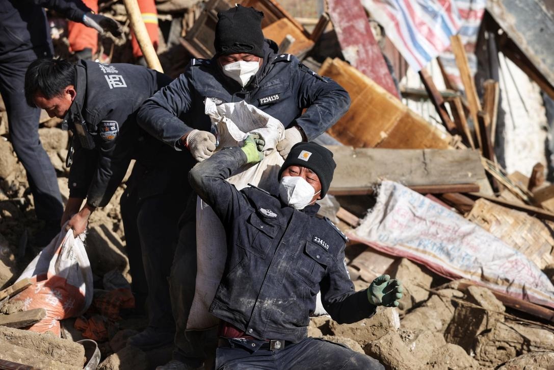 1月9日，定日縣長所鄉(xiāng)古榮村，日喀則市公安局民警協(xié)助受災(zāi)群眾清理廢墟。 環(huán)球時報記者 崔萌攝