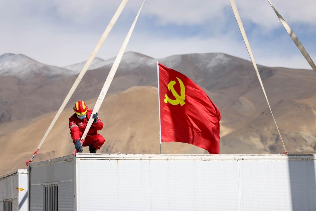 1月13日，定日縣長所鄉(xiāng)嘎布村安置點，中國安能三局成都基地支援震區(qū)的黨員突擊隊隊員在搭建活動板房。人民日報記者張武軍攝