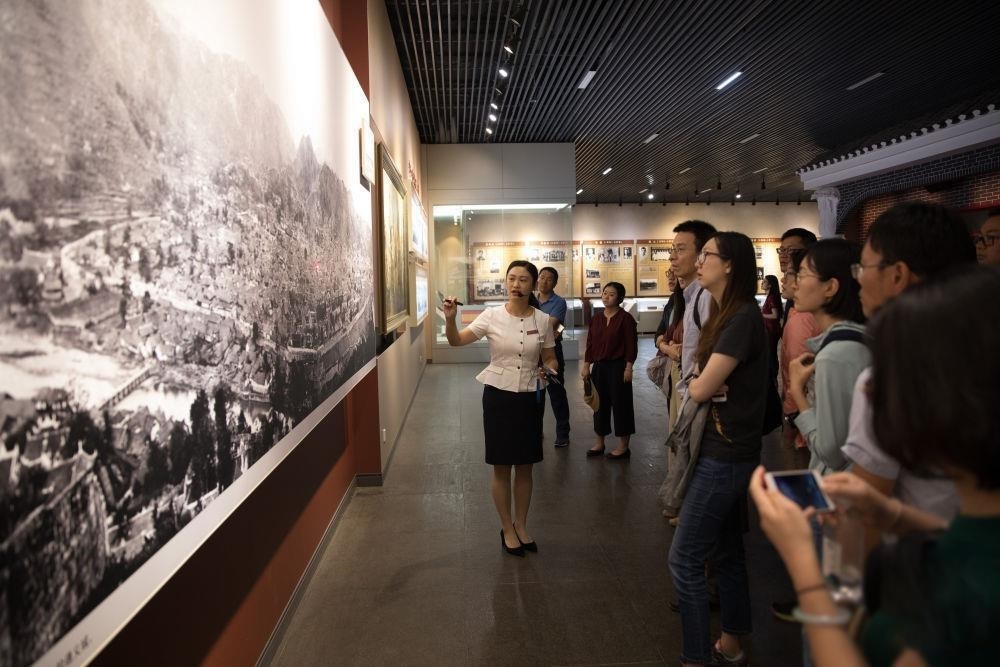 △參觀者在遵義會議紀(jì)念館聽取介紹。