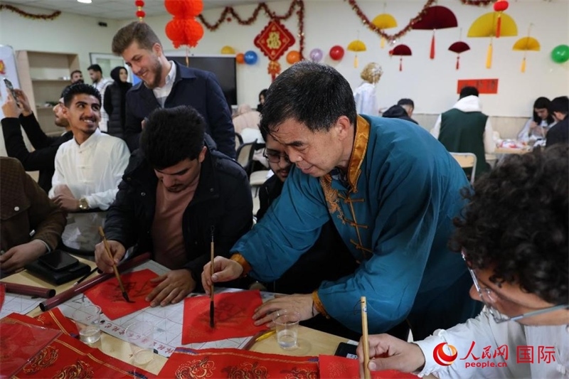 寫福字。人民網(wǎng)伊納斯·易卜拉欣攝