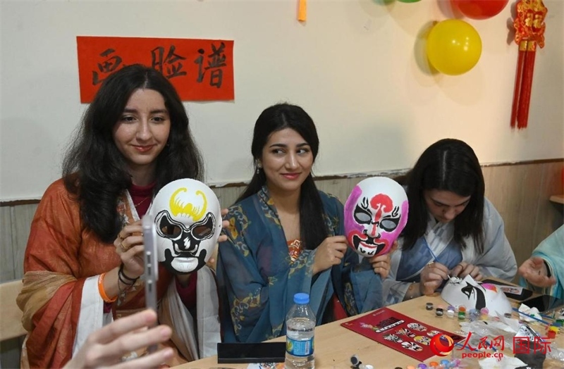 畫臉譜。人民網(wǎng)伊納斯·易卜拉欣攝