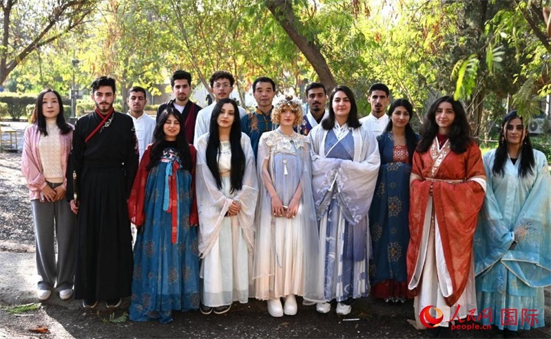 部分參加活動(dòng)的師生合影。人民網(wǎng)伊納斯·易卜拉欣攝