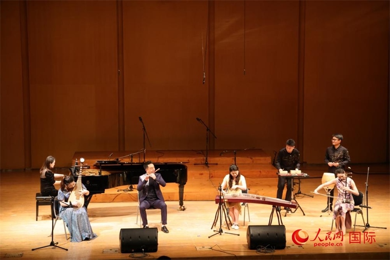 來自云南藝術學院的音樂家在演奏《金蛇狂舞》。人民網記者 楊一攝