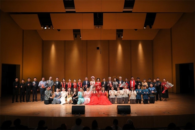 音樂會嘉賓與表演者集體合影?；顒又鬓k方供圖